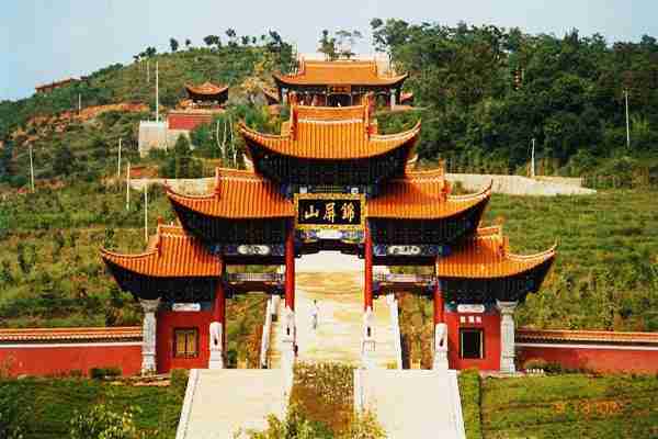 乘车前往广南县,途经弥勒锦屏山,游览【锦屏山风景区】(游览时间1