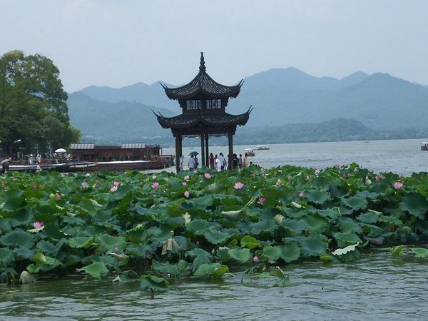 西湖的美在于晴天水潋滟,雨天山空蒙.