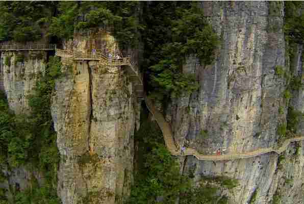 "绝世奇观"—恩施大峡谷(车程2小时,游览时间6小时),乘景区观光车上山图片