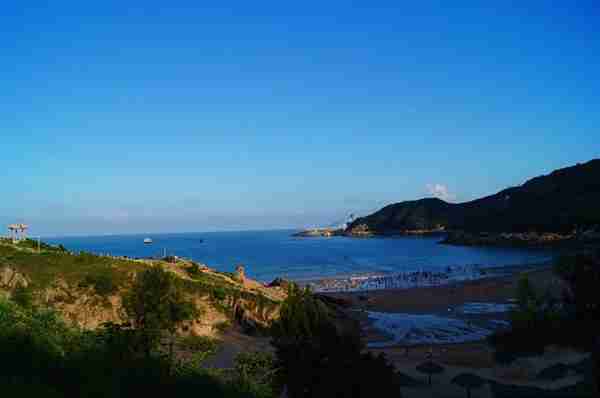 导游接团后游览以海蚀地貌著称的【牛郎岗海滨浴场,晚餐后入住宁德