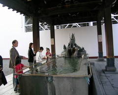东本愿寺 据说用池子里的水洗手，可保平安、增智慧、添财富