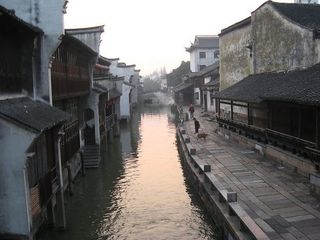 清晨的河边